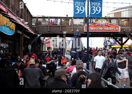 SAN FRANCISCO, 16 août 2021 (Xinhua) -- les gens passent leur temps libre à un quai à San Francisco, aux États-Unis, le 15 août 2021. Le maire de San Francisco, London Breed, a annoncé jeudi dernier que la ville exigera des entreprises de certains secteurs intérieurs à contacts élevés qu'elles obtiennent une preuve de vaccination de leurs clients et employés pour qu'ils puissent se rendre à l'intérieur de ces installations. L'obligation de l'ordre de santé pour la preuve de la vaccination complète des clients des milieux publics intérieurs, y compris les bars, restaurants, clubs et salles de sport, entre en vigueur le 20 août. Pour préserver les travaux tout en laissant du temps à Banque D'Images