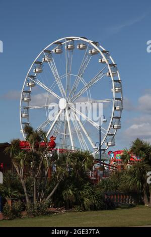 Carrousel à grande roue à Whitmore Bay, île Barry, pays de Galles du Sud, Royaume-Uni, 2021, vue carte postale Banque D'Images