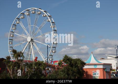 Carrousel à grande roue à Whitmore Bay, île Barry, pays de Galles du Sud, Royaume-Uni, 2021, vue carte postale Banque D'Images