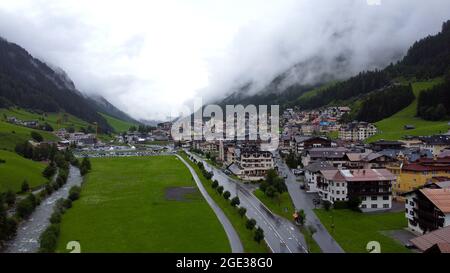 Village d'Ischgl en Autriche - vue aérienne Banque D'Images