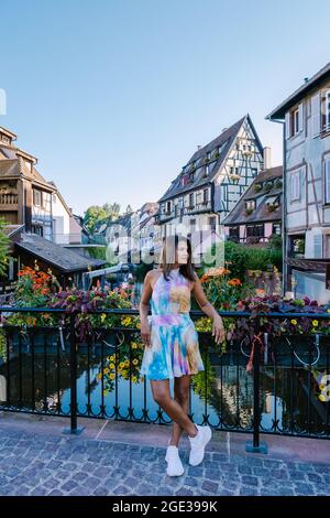 Colmar, Alsace, France. Petite Venise, canal d'eau et maisons traditionnelles à colombages. Colmar est une charmante ville d'Alsace, France. Couple homme et femme marchant dans la rue pendant les vacances Banque D'Images