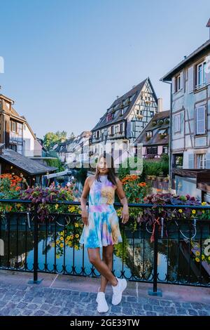 Colmar, Alsace, France. Petite Venise, canal d'eau et maisons traditionnelles à colombages. Colmar est une charmante ville d'Alsace, France. Couple homme et femme marchant dans la rue pendant les vacances Banque D'Images