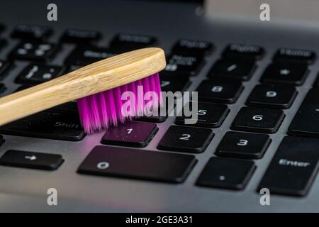 Gros plan sur les couleurs de la brosse à dents manche en bois nettoyage du clavier. Banque D'Images