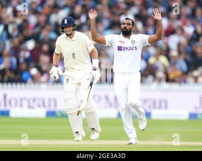 Mohammed Shami (à droite) de l'Inde réagit alors que Joe Root d'Angleterre regarde pendant le cinquième jour du match cinch second Test à Lord's, Londres. Date de la photo: Lundi 16 août 2021. Banque D'Images