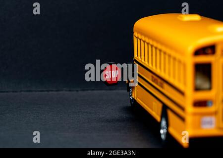 Modèle de bus scolaire avec panneau d'arrêt. Ne passez pas le bus scolaire. Banque D'Images