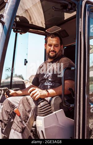 Portrait d'un homme conduisant des machines sur un chantier de construction Banque D'Images