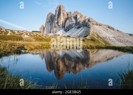 Célèbre Tre Cime di Lavaredo se reflète dans le petit étang, Dolomites Alpes montagnes, Italie, Europe. Monture Tre Cime dans les Dolomites Banque D'Images