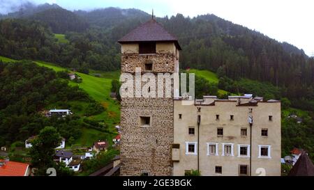 Village de Landeck en Autriche avec château de Landeck - vue aérienne Banque D'Images