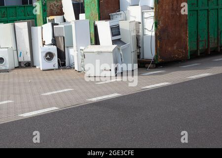 Collecte et attente de l'élimination des déchets électroniques - réfrigérateurs, machines à laver et autres. Banque D'Images