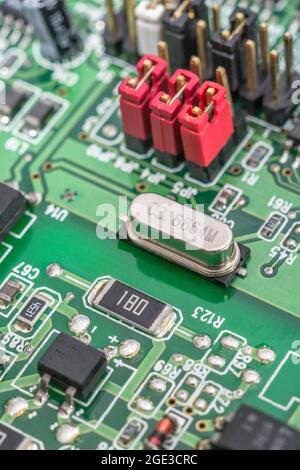 Résonateur oscillateur quartz sur circuit imprimé. Les oscillateurs fournissent un « battement de cœur » électrique aux autres composants d'un système électrique. Banque D'Images