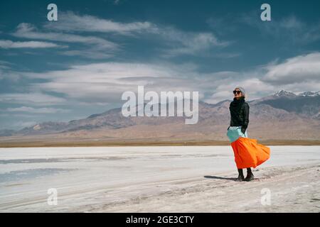 femme asiatique touriste en jupe longue debout sur une terre saline alcaline Banque D'Images