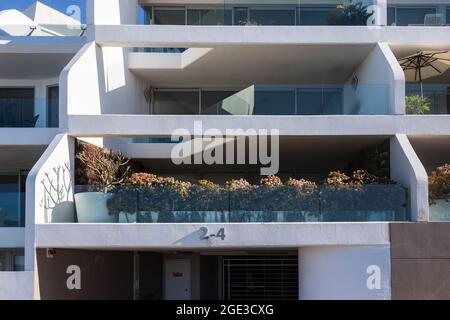 Sydney, Australie. Lundi 16 août 2021. Appartements de luxe donnant sur Bondi Beach et présentant des plantes exquises sur le balcon. Les restrictions COVID-19 ont été renforcées dans toute la Nouvelle-Galles du Sud. À partir de minuit le lundi 16 août, la règle de voyage de 10 km a été réduite à 5 km. Cela signifie que les résidents ne peuvent parcourir que 5 km de leur maison pour faire de l'exercice ou faire du shopping. Crédit : Paul Lovelace/Alamy Live News Banque D'Images