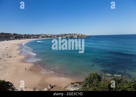 Sydney, Australie. Lundi 16 août 2021. Les gens font de l'exercice sur Bondi Beach car les restrictions COVID-19 ont été renforcées dans toute la Nouvelle-Galles du Sud. À partir de minuit le lundi 16 août, la règle de voyage de 10 km a été réduite à 5 km. Cela signifie que les résidents ne peuvent parcourir que 5 km de leur maison pour faire de l'exercice ou faire du shopping. Crédit : Paul Lovelace/Alamy Live News Banque D'Images