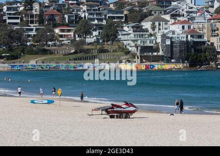 Sydney, Australie. Lundi 16 août 2021. Les gens font de l'exercice sur Bondi Beach car les restrictions COVID-19 ont été renforcées dans toute la Nouvelle-Galles du Sud. À partir de minuit le lundi 16 août, la règle de voyage de 10 km a été réduite à 5 km. Cela signifie que les résidents ne peuvent parcourir que 5 km de leur maison pour faire de l'exercice ou faire du shopping. Crédit : Paul Lovelace/Alamy Live News Banque D'Images
