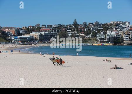 Sydney, Australie. Lundi 16 août 2021. Les gens font de l'exercice sur Bondi Beach car les restrictions COVID-19 ont été renforcées dans toute la Nouvelle-Galles du Sud. À partir de minuit le lundi 16 août, la règle de voyage de 10 km a été réduite à 5 km. Cela signifie que les résidents ne peuvent parcourir que 5 km de leur maison pour faire de l'exercice ou faire du shopping. Crédit : Paul Lovelace/Alamy Live News Banque D'Images