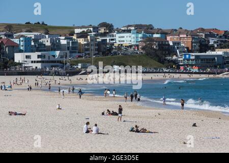 Sydney, Australie. Lundi 16 août 2021. Les gens font de l'exercice sur Bondi Beach car les restrictions COVID-19 ont été renforcées dans toute la Nouvelle-Galles du Sud. À partir de minuit le lundi 16 août, la règle de voyage de 10 km a été réduite à 5 km. Cela signifie que les résidents ne peuvent parcourir que 5 km de leur maison pour faire de l'exercice ou faire du shopping. Crédit : Paul Lovelace/Alamy Live News Banque D'Images