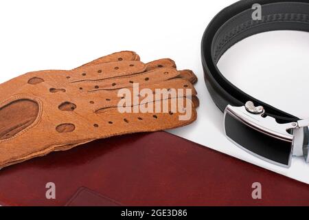 Un ensemble d'homme.Accessoires pour hommes.Portefeuille, gants, ceinture Banque D'Images