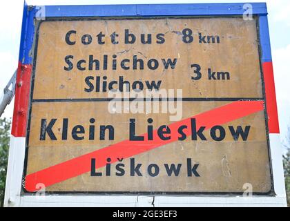 12 juillet 2021, Brandebourg, Cottbus: Un ancien panneau de sortie du village de Klein Lieskow se trouve sur le site commémoratif du village en bordure d'une ancienne mine de lignite à ciel ouvert et de la future mer Baltique de Cottbus. Le village était le 101e endroit à être avalé par la pelle à charbon. Au total, les maisons du champ de houle lusatien ont disparu 137 fois dans la mine. La sortie de charbon décidée jusqu'en 2038 arrive trop tard pour de nombreux endroits. (À dpa 'villages de Lusatia: 'Il y a de la mélancolie dans la fosse') photo: Patrick Pleul/dpa-Zentralbild/dpa Banque D'Images