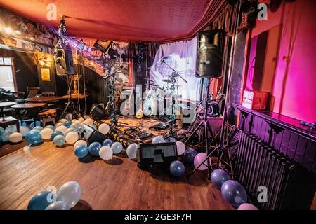 The Loft, Southsea, Hampshire, Royaume-Uni avec des ballons sur le sol juste avant un concert de musique - août 2021. Banque D'Images