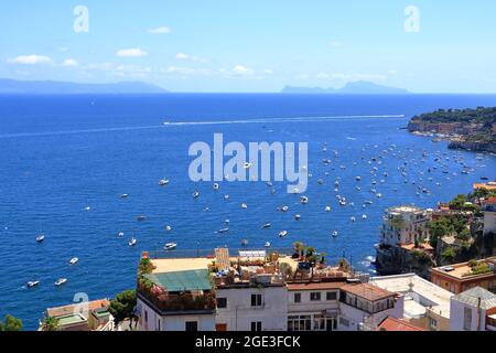 Paysage méditerranéen. Vue sur la mer du golfe de Naples et la silhouette de l'île de Capri au loin. La province de Campanie en Italie. Banque D'Images