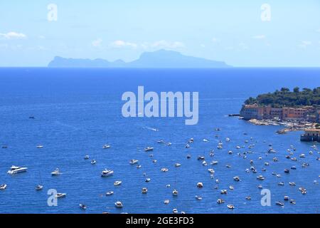 Paysage méditerranéen. Vue sur la mer du golfe de Naples et la silhouette de l'île de Capri au loin. La province de Campanie en Italie. Banque D'Images