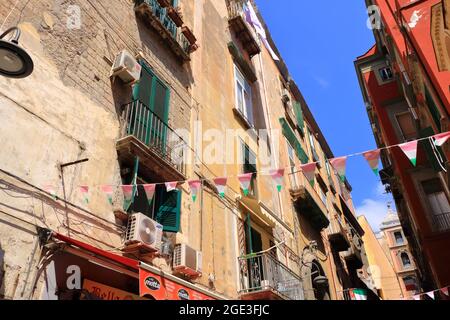 Juillet 11 2021 Naples en Italie en Europe: Grand souvenir et statues marché coloré sur la via San Gregorio Armeno plein de touristes à Naples Banque D'Images