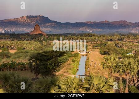 Terres agricoles au milieu du complexe du temple de Bagan, au Myanmar, vues à partir d'un ballon d'air chaud au lever du soleil Banque D'Images