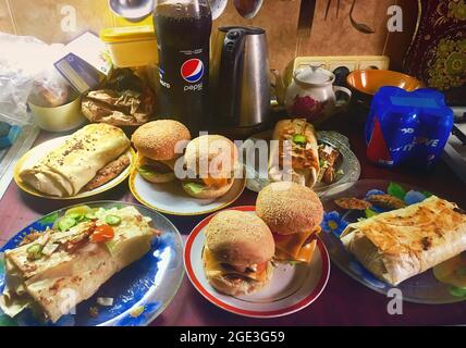 Chernihiv, Ukraine - 3 août 2019 : nourriture sur la table. Hamburgers et Shawarma avec Coca Cola Banque D'Images