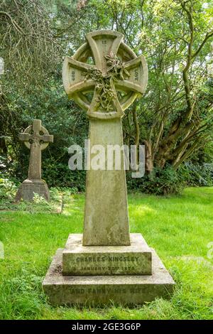 Tombe de Charles Kingsley, auteur et recteur de l'église St Mary's Church à Eversley, un village du Hampshire, Angleterre, Royaume-Uni Banque D'Images