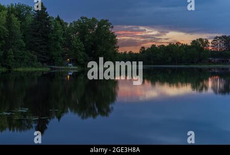 Lever du soleil sur le lac Blaisdell dans le nord du Wisconsin. Banque D'Images