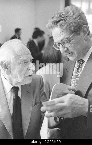 Sir Karl Popper avec George Soros à l'ouverture de l'Université d'Europe centrale, Prague, mai 1994 Banque D'Images