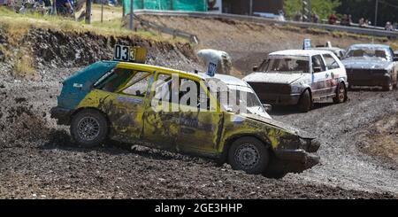 Course Autocross sur gravier avec des voitures debout. Banque D'Images