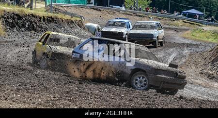 Course Autocross sur gravier avec des voitures debout. Banque D'Images