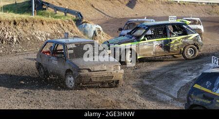 Autocross course sur gravier avec des voitures sales sur le côté. Banque D'Images