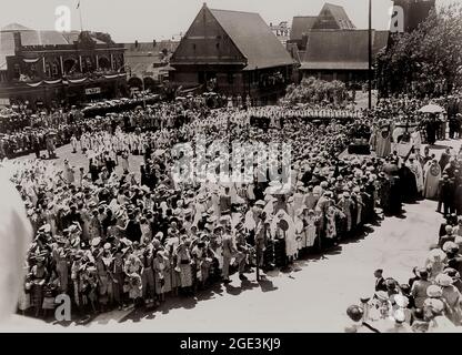 Le 3 février 1954, la reine Elizabeth II, récemment couronnée, est entrée à terre à Sydney, devenant le premier monarque régnant à visiter l'Australie. Les Australiens se sont tournés vers leurs millions pour apercevoir la jeune Reine. Elle a visité l'Australie pendant deux mois, respectant un calendrier éprouvant et on estime que près des trois quarts de la population australienne ont vu la Reine au moins une fois pendant la visite. Du 9 au 18 mars, elle a visité le Queensland et s'est rendue à Brisbane, Bundaberg, Toowoomba, Cairns, Townsville, MacKay et Rockhampton. Banque D'Images