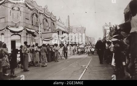 Le 3 février 1954, la reine Elizabeth II, récemment couronnée, est entrée à terre à Sydney, devenant le premier monarque régnant à visiter l'Australie. Les Australiens se sont tournés vers leurs millions pour apercevoir la jeune Reine. Elle a visité l'Australie pendant deux mois, respectant un calendrier éprouvant et on estime que près des trois quarts de la population australienne ont vu la Reine au moins une fois pendant la visite. Du 9 au 18 mars, elle a visité le Queensland et s'est rendue à Brisbane, Bundaberg, Toowoomba, Cairns, Townsville, MacKay et Rockhampton. Banque D'Images