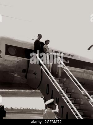 Le 3 février 1954, la reine Elizabeth II, récemment couronnée, est entrée à terre à Sydney, devenant le premier monarque régnant à visiter l'Australie. Les Australiens se sont tournés vers leurs millions pour apercevoir la jeune Reine. Elle a visité l'Australie pendant deux mois, respectant un calendrier éprouvant et on estime que près des trois quarts de la population australienne ont vu la Reine au moins une fois pendant la visite. Du 9 au 18 mars, elle a visité le Queensland et s'est rendue à Brisbane, Bundaberg, Toowoomba, Cairns, Townsville, MacKay et Rockhampton. Banque D'Images