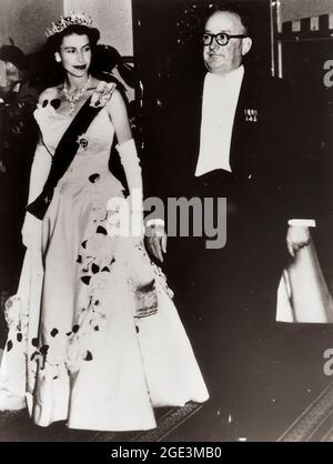 Le 3 février 1954, la reine Elizabeth II, récemment couronnée, est entrée à terre à Sydney, devenant le premier monarque régnant à visiter l'Australie. Les Australiens se sont tournés vers leurs millions pour apercevoir la jeune Reine. Elle a visité l'Australie pendant deux mois, respectant un calendrier éprouvant et on estime que près des trois quarts de la population australienne ont vu la Reine au moins une fois pendant la visite. Du 9 au 18 mars, elle a visité le Queensland et s'est rendue à Brisbane, Bundaberg, Toowoomba, Cairns, Townsville, MacKay et Rockhampton. Banque D'Images