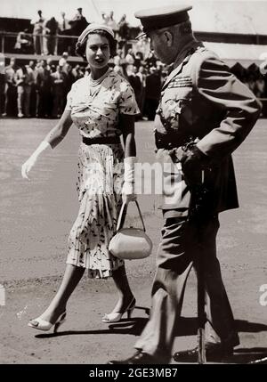 Le 3 février 1954, la reine Elizabeth II, récemment couronnée, est entrée à terre à Sydney, devenant le premier monarque régnant à visiter l'Australie. Les Australiens se sont tournés vers leurs millions pour apercevoir la jeune Reine. Elle a visité l'Australie pendant deux mois, respectant un calendrier éprouvant et on estime que près des trois quarts de la population australienne ont vu la Reine au moins une fois pendant la visite. Du 9 au 18 mars, elle a visité le Queensland et s'est rendue à Brisbane, Bundaberg, Toowoomba, Cairns, Townsville, MacKay et Rockhampton. Banque D'Images