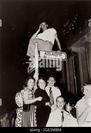 Le 3 février 1954, la reine Elizabeth II, récemment couronnée, est entrée à terre à Sydney, devenant le premier monarque régnant à visiter l'Australie. Les Australiens se sont tournés vers leurs millions pour apercevoir la jeune Reine. Elle a visité l'Australie pendant deux mois, respectant un calendrier éprouvant et on estime que près des trois quarts de la population australienne ont vu la Reine au moins une fois pendant la visite. Du 9 au 18 mars, elle a visité le Queensland et s'est rendue à Brisbane, Bundaberg, Toowoomba, Cairns, Townsville, MacKay et Rockhampton. Banque D'Images