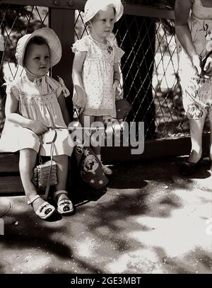 Le 3 février 1954, la reine Elizabeth II, récemment couronnée, est entrée à terre à Sydney, devenant le premier monarque régnant à visiter l'Australie. Les Australiens se sont tournés vers leurs millions pour apercevoir la jeune Reine. Elle a visité l'Australie pendant deux mois, respectant un calendrier éprouvant et on estime que près des trois quarts de la population australienne ont vu la Reine au moins une fois pendant la visite. Du 9 au 18 mars, elle a visité le Queensland et s'est rendue à Brisbane, Bundaberg, Toowoomba, Cairns, Townsville, MacKay et Rockhampton. Banque D'Images