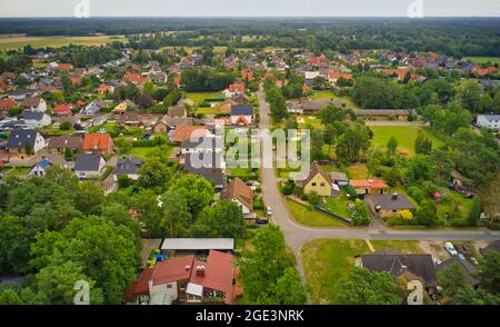 Banlieue en Allemagne avec des maisons disposées en rangées pour les familles avec un quartier proche et de petits jardins Banque D'Images