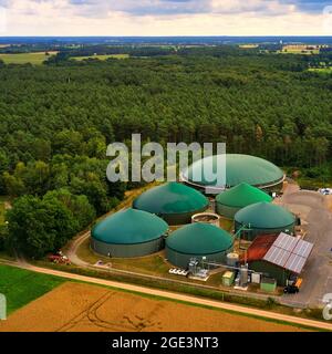 Vue aérienne d'une usine de biogaz avec des pieux d'ensilage et des digesteurs pour la production de méthane Banque D'Images