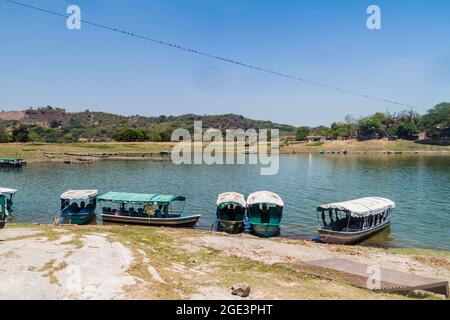 SUCHITOTO, EL SALVADOR - 10 AVRIL 2016 : bateaux au lac Suchitlan près de Suchitoto, El Salvador Banque D'Images