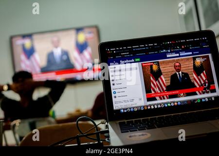 Discours du Premier Ministre Muhyiddin Yassin sur un écran portable à Kuala Lumpur.le Premier Ministre malaisien Muhyiddin Yassin a annoncé sa démission lors d'une conférence de presse officielle au Cabinet du Premier Ministre (PMO) à Putrajaya. Banque D'Images