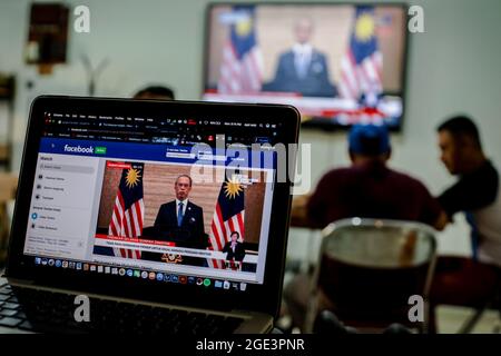 Discours du Premier Ministre Muhyiddin Yassin sur un écran portable à Kuala Lumpur.le Premier Ministre malaisien Muhyiddin Yassin a annoncé sa démission lors d'une conférence de presse officielle au Cabinet du Premier Ministre (PMO) à Putrajaya. Banque D'Images