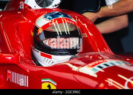 Grand Prix allemand de Formule 1 au Hockenheimring le 28 juillet 1996. Le champion du monde Michael Schumacher est assis dans le cockpit de la Ferrari F310. Banque D'Images