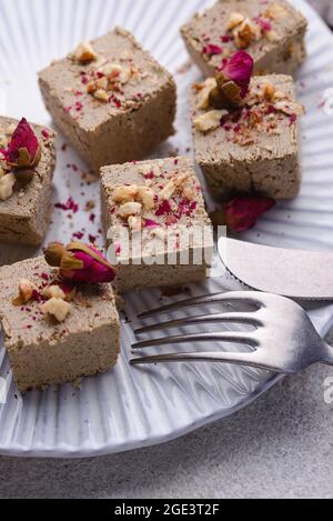 Halva aux pétales de rose et aux noix. Banque D'Images