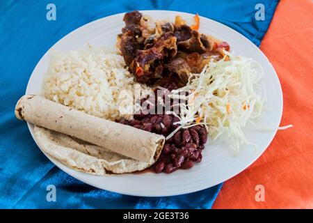 Repas de viande barbecue dans le fritanga petit restaurant typique à Esteli, Nicaragua Banque D'Images