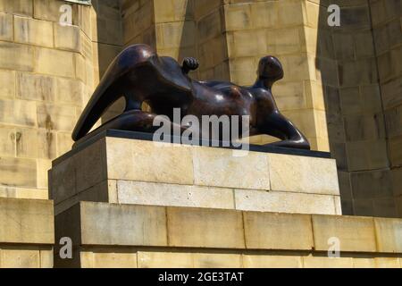 Royaume-Uni, West Yorkshire, Leeds Art Gallery, Henry Moore, la femme inclinable: Coude Banque D'Images